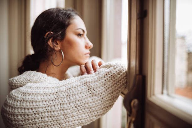 Femme-qui-doute-regarde-fenêtre