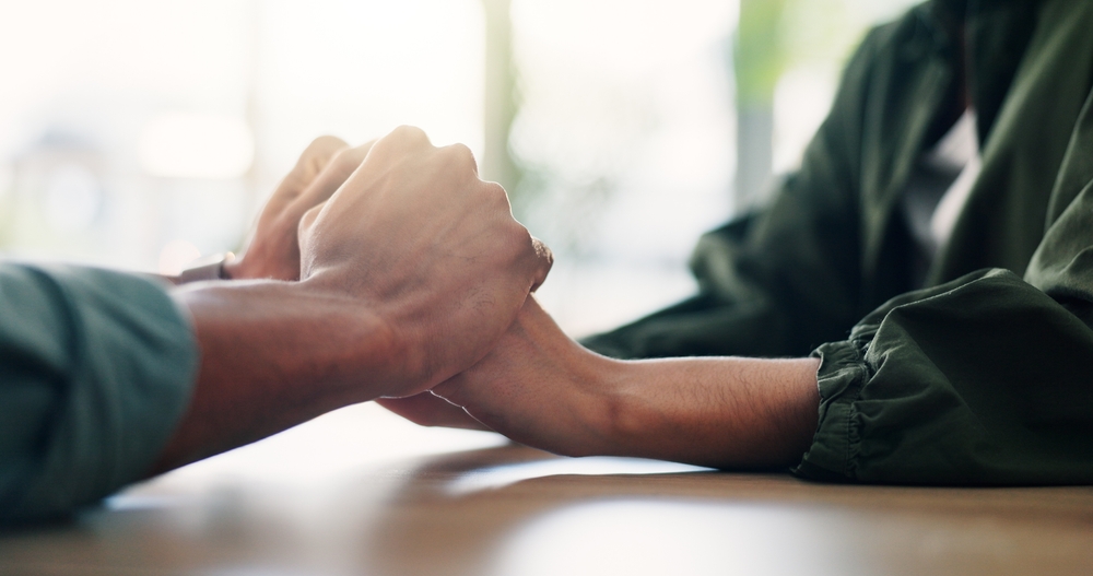 Couple dépendant affectif et évitant qui se tiennent les mains